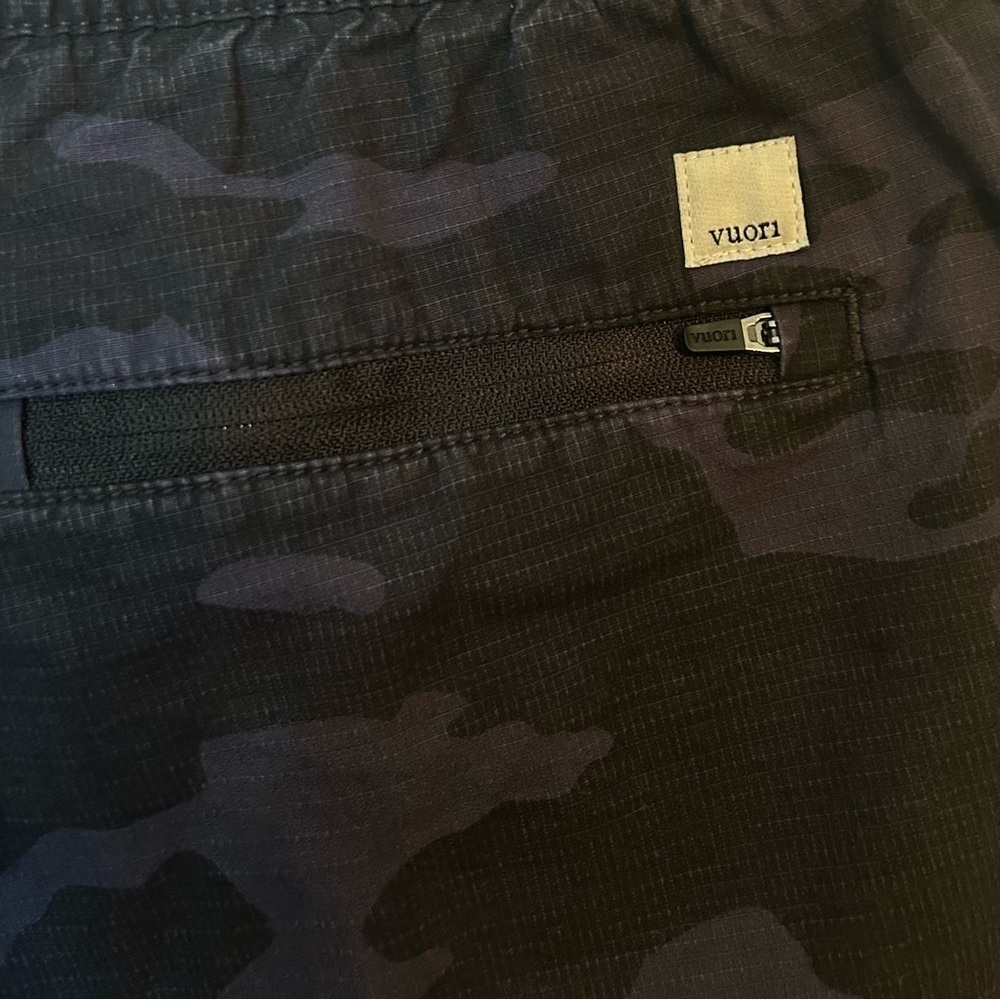 VUORI Ripstop Shorts- Black/ Grey Camo Size Small - Picture 5 of 8